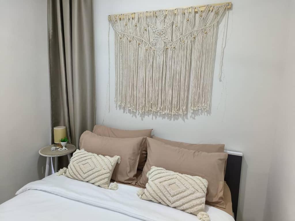 Postel nebo postele na pokoji v ubytování The Seashore House, The Shore Kota Kinabalu