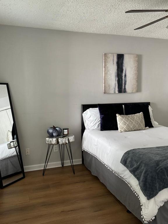 Een bed of bedden in een kamer bij GoddessLiving Luxury Town Home
