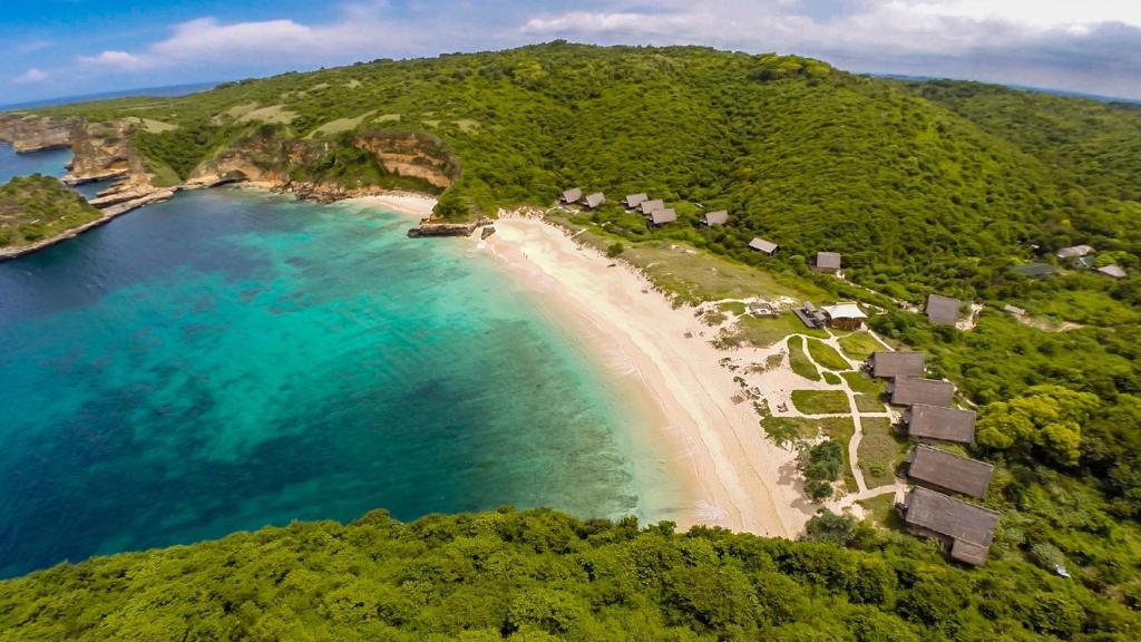 een luchtzicht op een strand en de oceaan bij Jeeva Beloam Beach Camp in Tanjung Ringgit