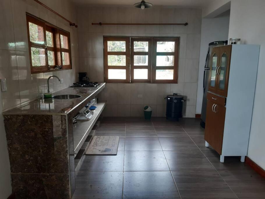 eine Küche mit einer Spüle und einem Kühlschrank in der Unterkunft EcoCasa Romantica vista a Cali disfruta en pareja o familia in Yumbo
