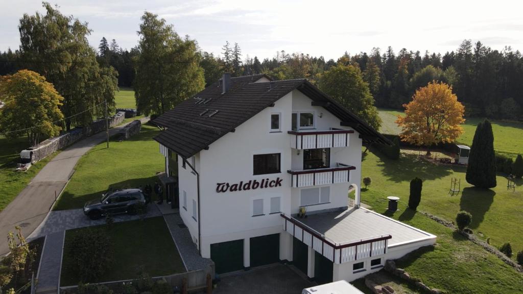 SeewaldにあるFerienhaus Waldblickの白屋風景