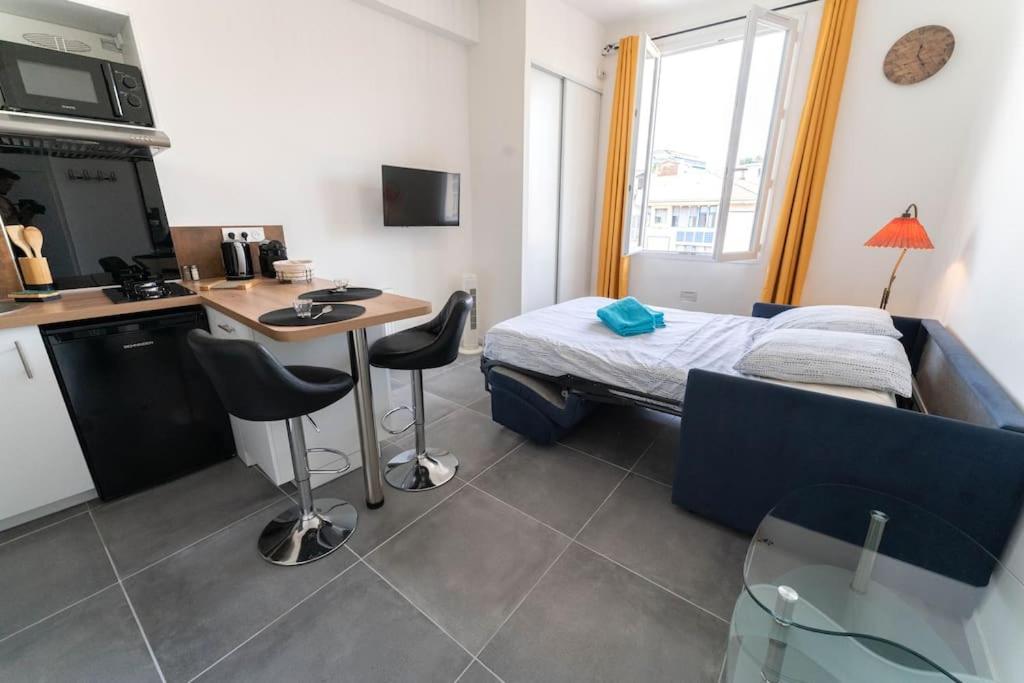 NICE Centre-ville Studio en étage refait à neuf