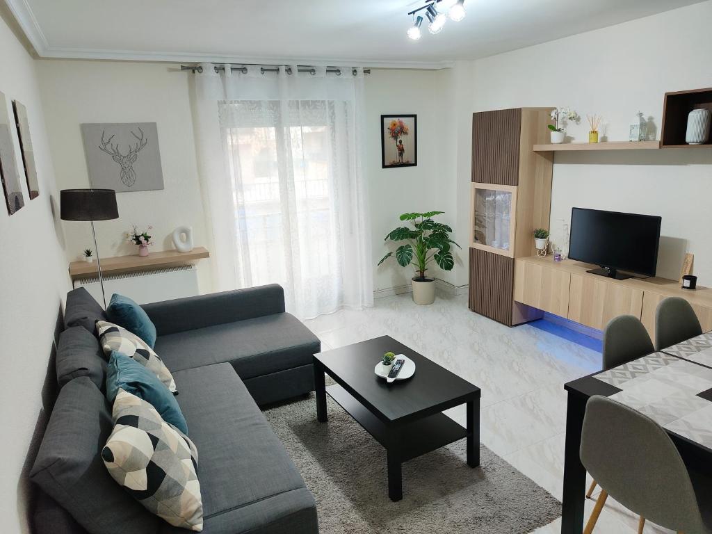 a living room with a couch and a table at Exclusiva vivienda en el centro de Salamanca in Salamanca