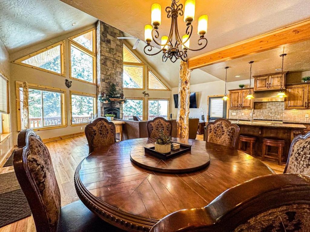 - une salle à manger avec une table et des chaises en bois dans l'établissement Large Luxury Lodge Sleeps 14, Fire Pit & Views!, à Duck Creek Village