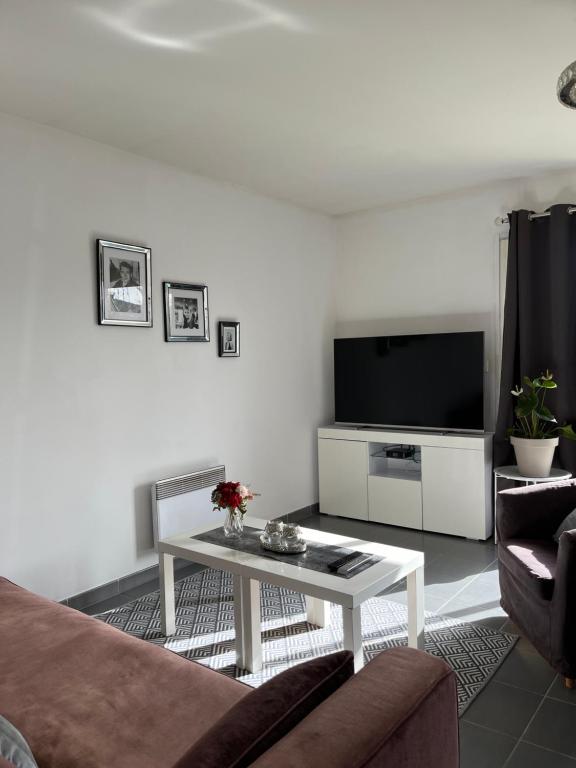 een woonkamer met een bank en een salontafel bij Maison Diane Arena, Gendarmerie, Rocade in Bouliac