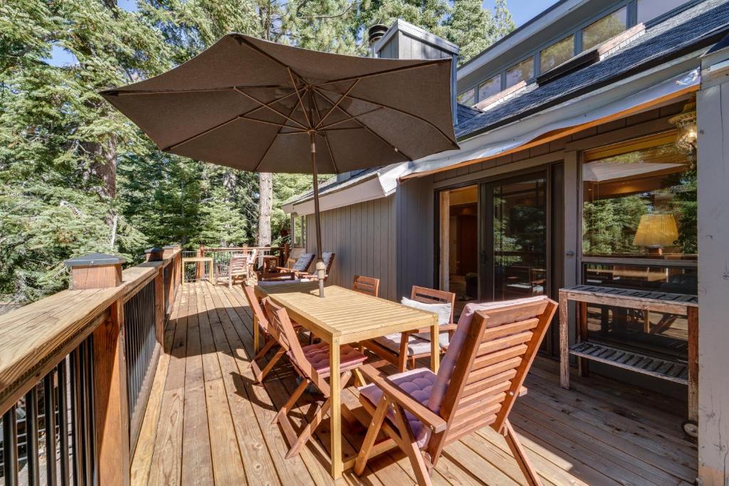 Expansive Tahoe Donner House with Hot Tub!, Truckee – Precios ...