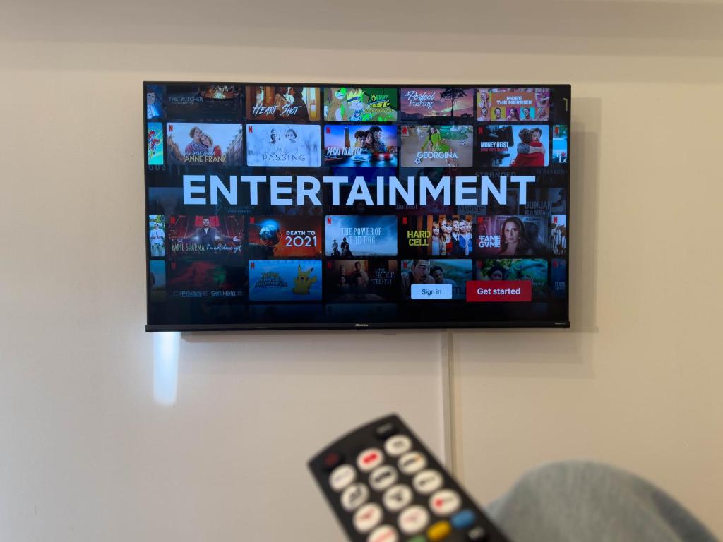 TV a/nebo společenská místnost v ubytování Thesiger Court Apartments - Free Private Parking - by Property Promise