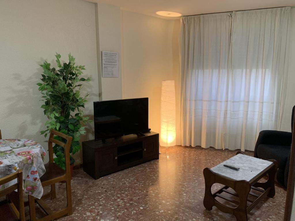 een woonkamer met een flatscreen-tv op een tafel bij Piso La Pista Alcora in Alcora
