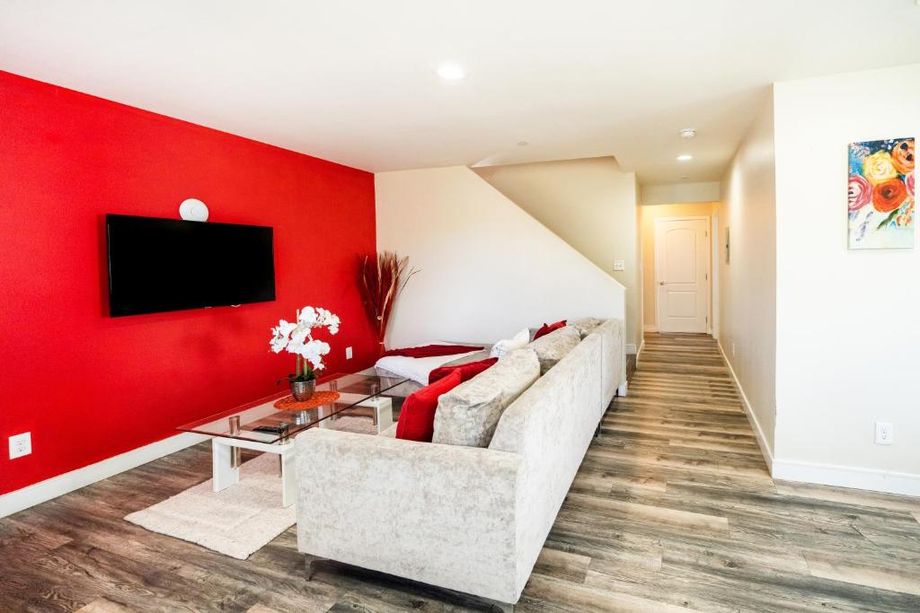 a living room with a red accent wall at Large chic 5-bedroom 3 bathroom clost to Downtown LA in Los Angeles