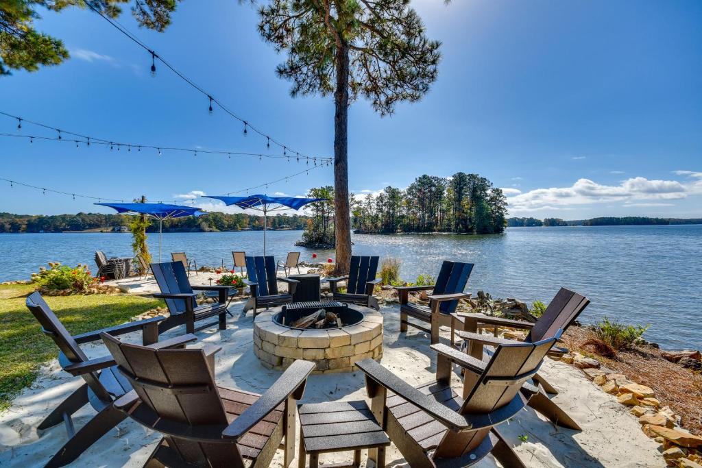 Lake Martin Retreat with Beach, Boat Dock and Fire Pit, Jacksons Gap