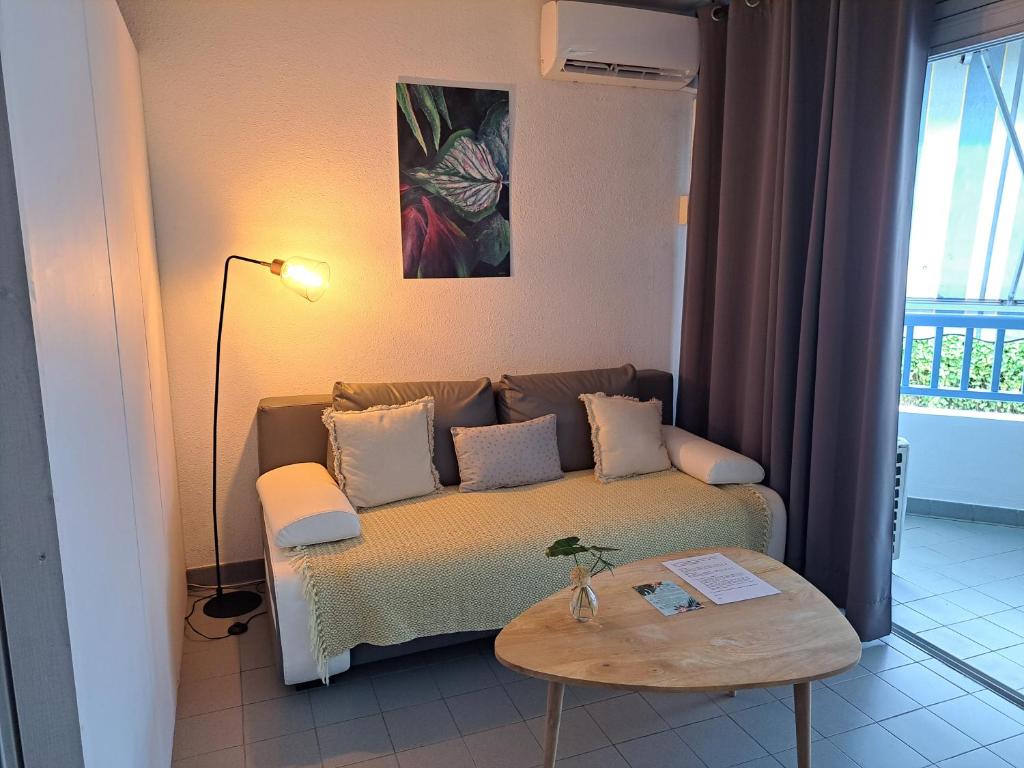 Postel nebo postele na pokoji v ubytování Appartement cosy en résidence à deux pas de la mer
