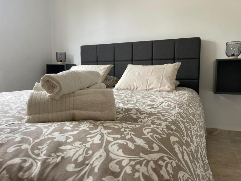 ein Schlafzimmer mit einem großen Bett mit einem großen Kopfteil in der Unterkunft Stelarium-Übica2 Guesthouse in Mairena del Aljarafe