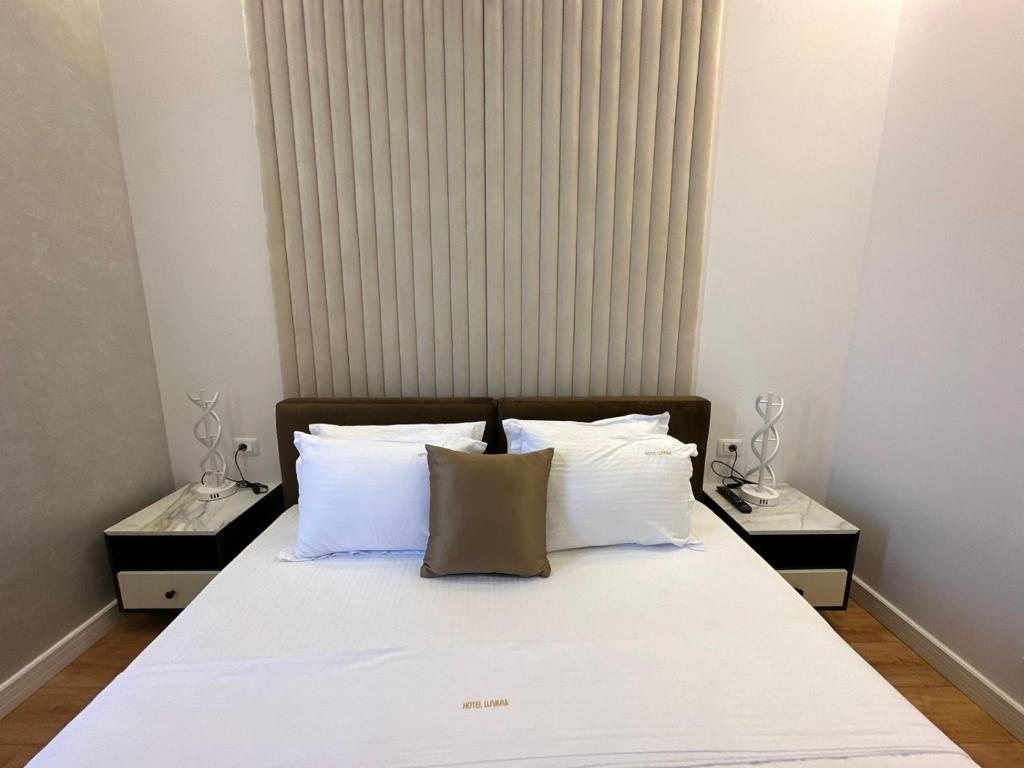 Postel nebo postele na pokoji v ubytování HOTEL UJVARA