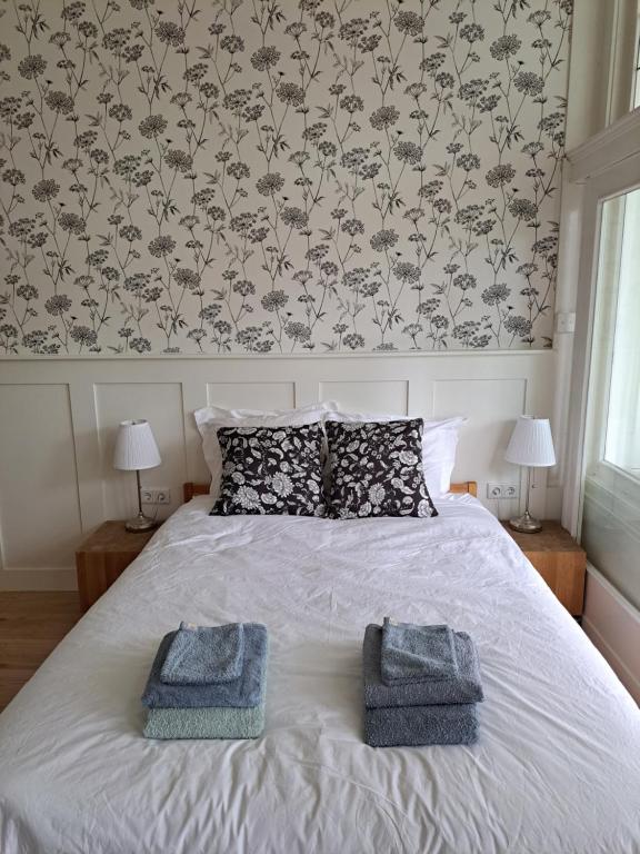 um quarto com uma cama com duas toalhas em Villa Benvenuto em Dieren