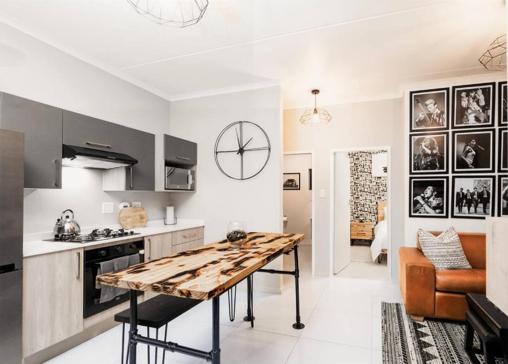 Kuchyň nebo kuchyňský kout v ubytování Midrand Classy & Eclectic 1-Bed w/Throwback Vibes