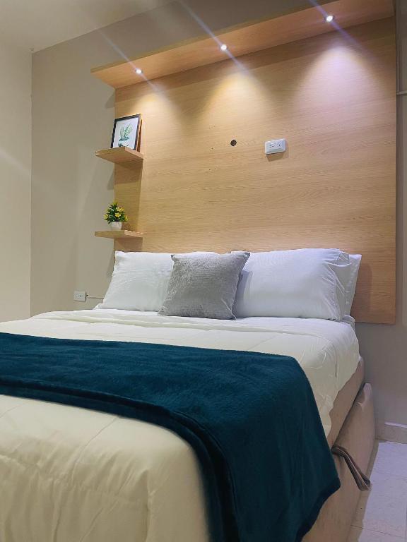 um quarto com uma cama grande e uma cabeceira em madeira em Apartamento 202 Entero em Montería