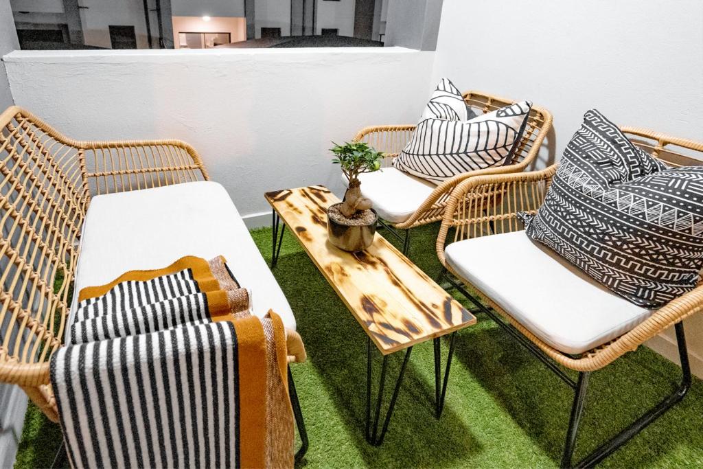 Posezení v ubytování Midrand Classy & Eclectic 1-Bed w/Throwback Vibes