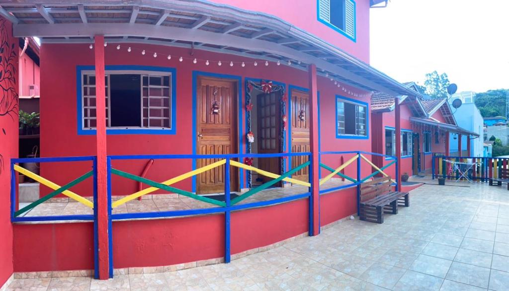 een rood gebouw met blauwe en rode muren bij Pousada Arco Iris in Gonçalves