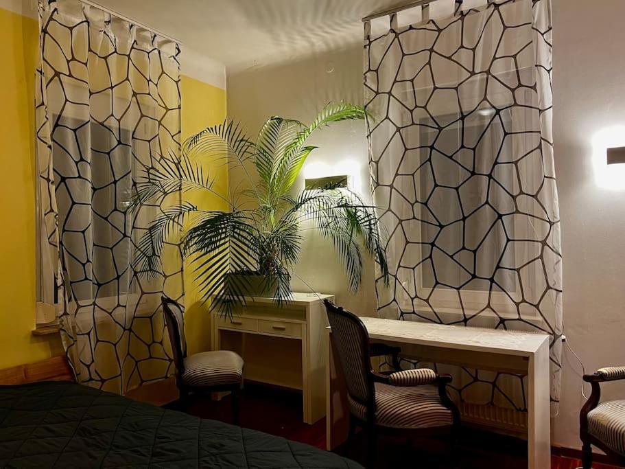 a room with a desk and two chairs and a mirror at nah zur S-Bahn und Altstadt in Esslingen
