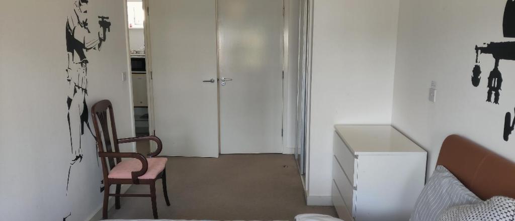 Cheerful house, private room and private shower/ toilet. comfortable king size mattress - Tweepersoonskamer