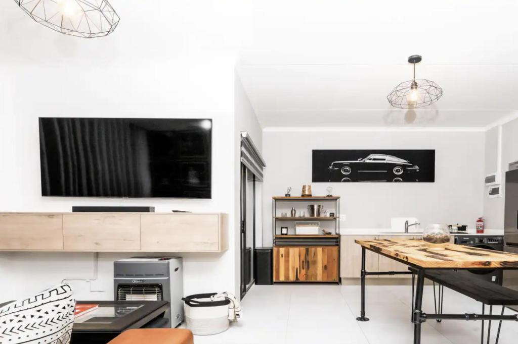 Kuchyň nebo kuchyňský kout v ubytování Midrand Classy & Eclectic 1-Bed w/Throwback Vibes