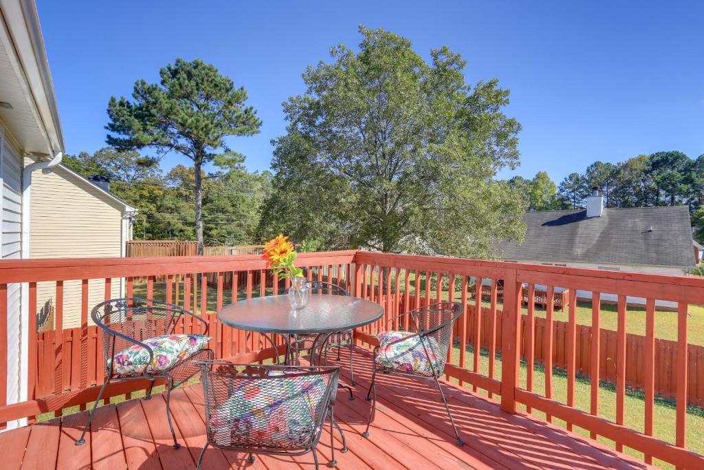 Μπαλκόνι ή βεράντα στο Spacious Georgia Home with Deck, Grills and Fireplace!