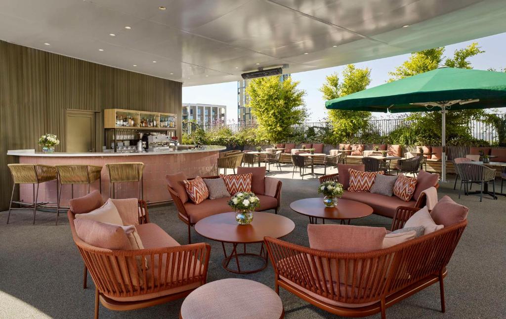 אזור ישיבה ב-art'otel London Battersea Power Station, Powered by Radisson Hotels