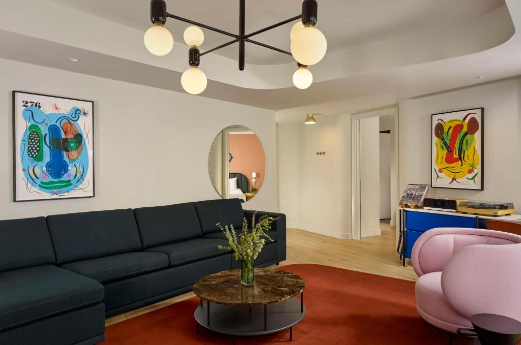 אזור ישיבה ב-art'otel London Battersea Power Station, Powered by Radisson Hotels