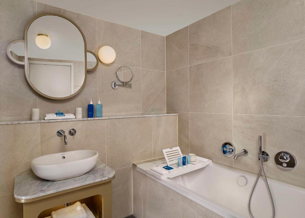 חדר רחצה ב-art'otel London Battersea Power Station, Powered by Radisson Hotels