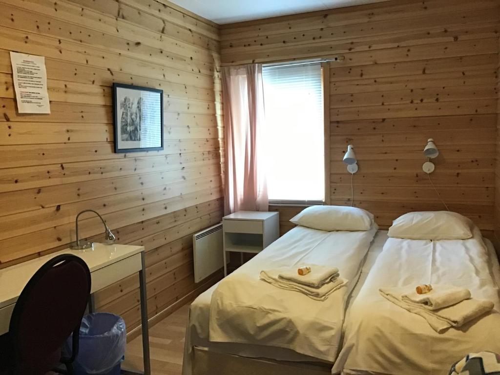una camera con un letto e un lavandino in una stanza di Fjordutsikten Motell & Camping AS a Lakselv