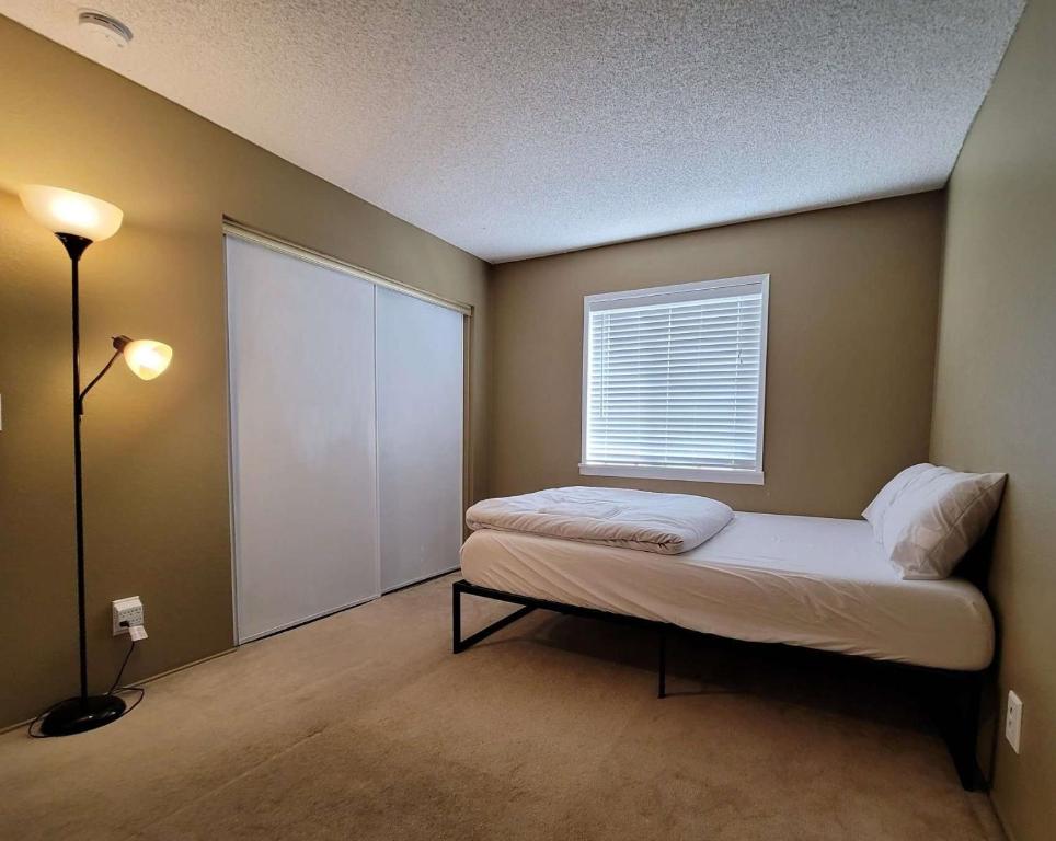 Posteľ alebo postele v izbe v ubytovaní LuckyStar Inn