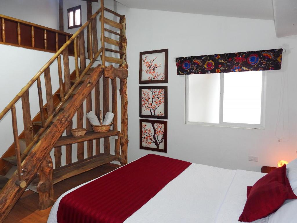 サン・アグスティンにあるLa Molienda Casa Hotelのベッドルーム1室(ベッド1台、階段付)
