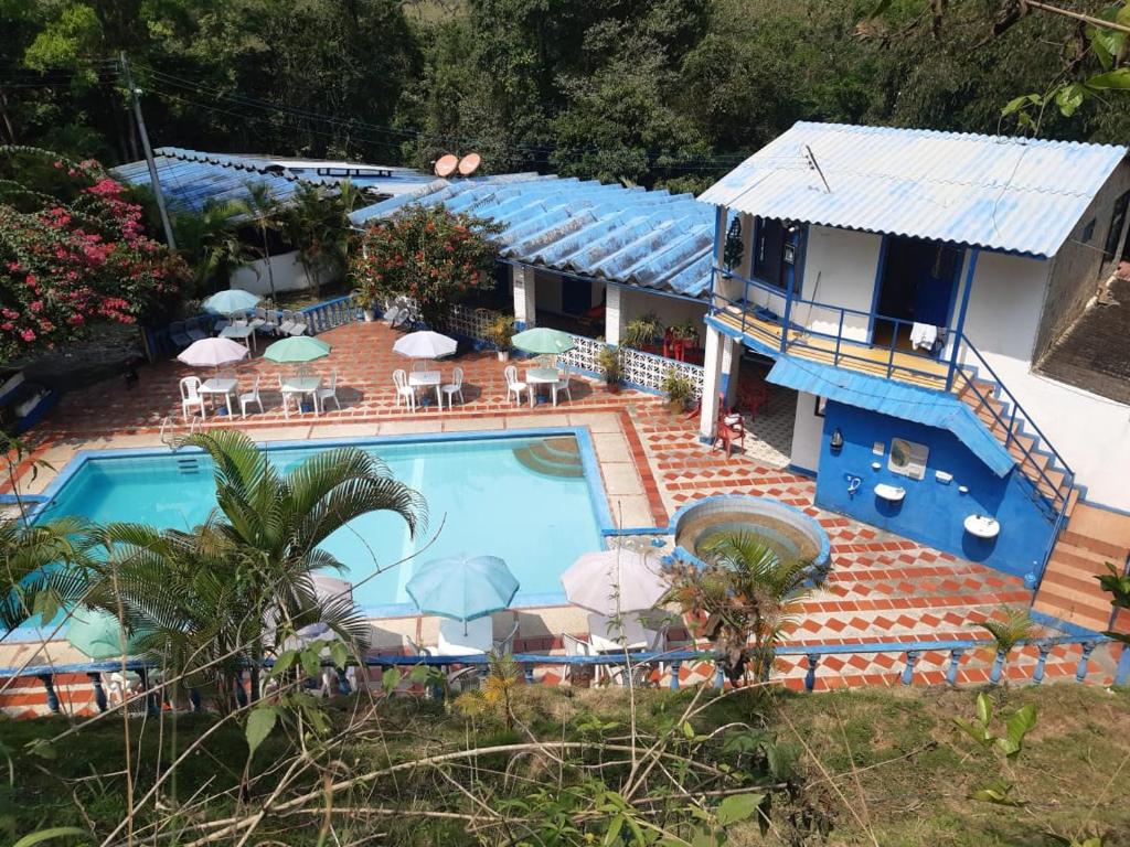 Finca Villa Luz في Nimaima: اطلالة جوية على منزل مع مسبح