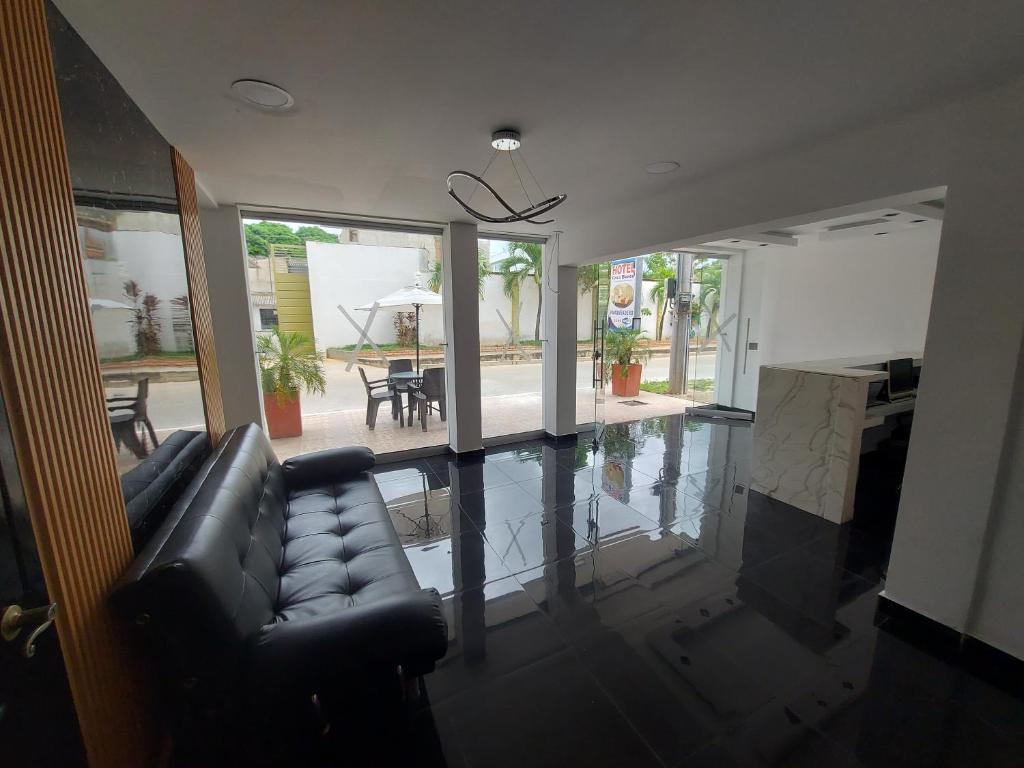 ein Wohnzimmer mit einem Sofa und Blick auf einen Innenhof in der Unterkunft HOTEL CASA BLANCA in Aguachica