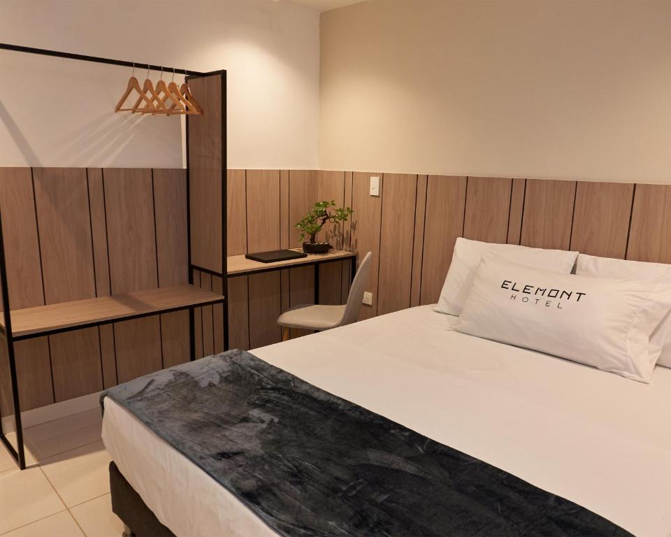 Postel nebo postele na pokoji v ubytování Elemont Hotel