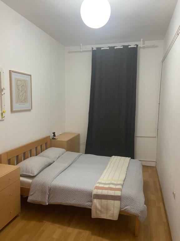 Postel nebo postele na pokoji v ubytování Lovely bright Apartment with Backyard-renovated!