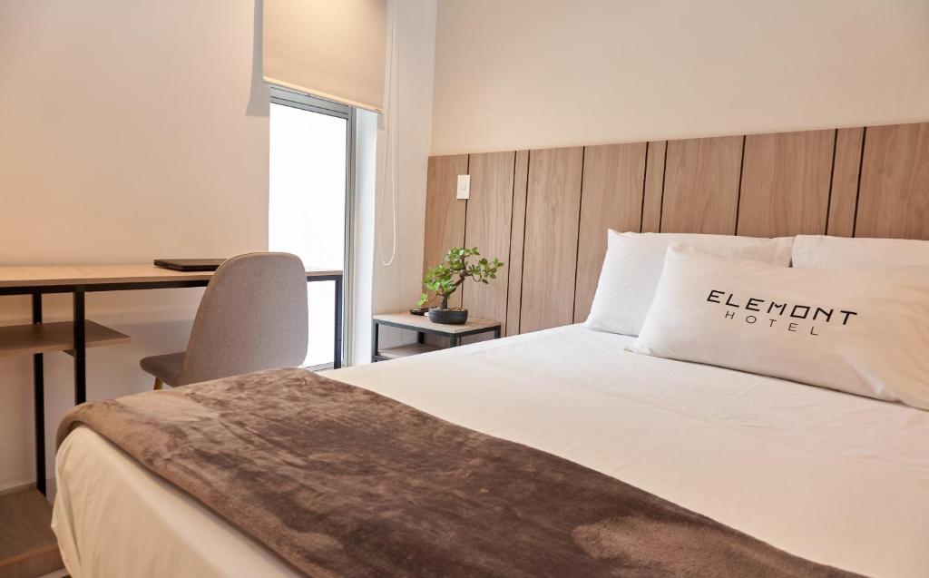 Postel nebo postele na pokoji v ubytování Elemont Hotel