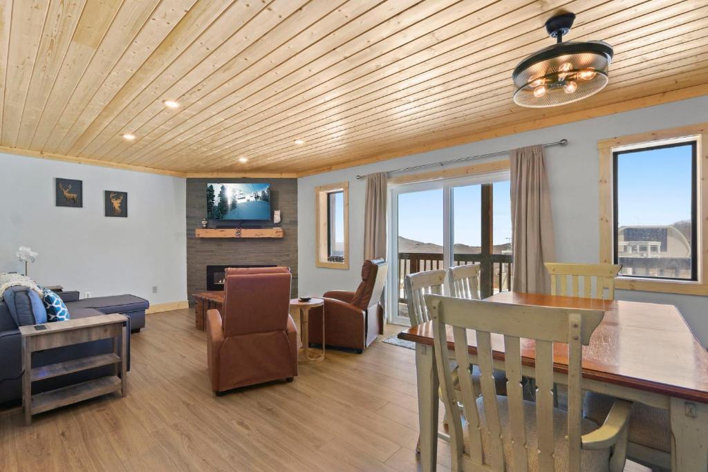 un salon avec un plafond en bois et une salle à manger dans l'établissement Sugar Ski and Country Club - Ski In/Ski Out, à Sugar Mountain