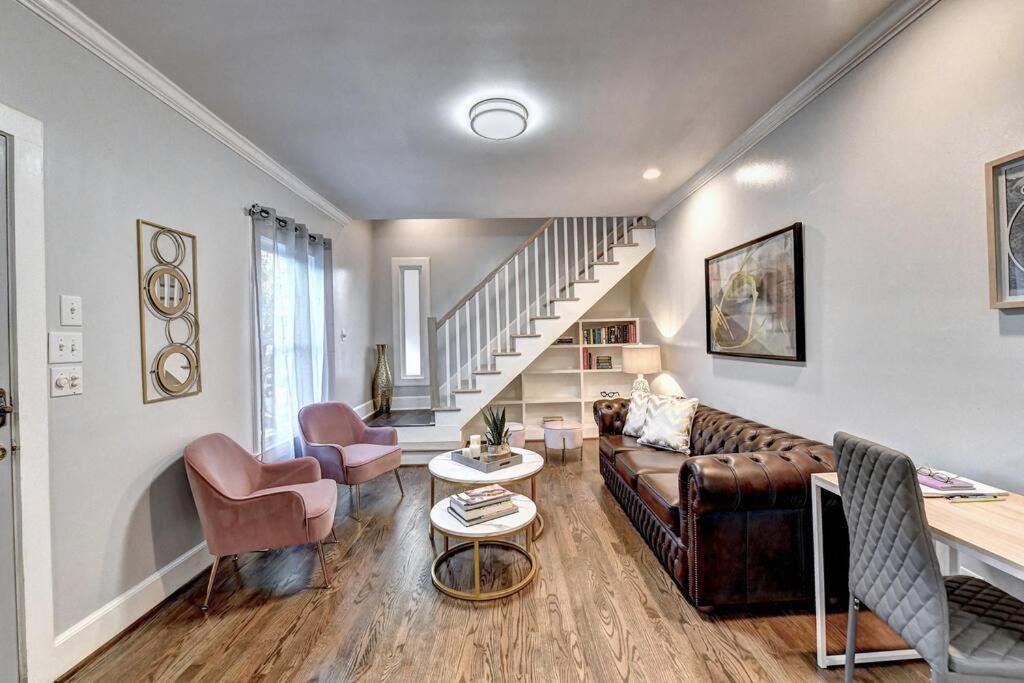 - un salon avec un canapé et un escalier dans l'établissement Centrally Located Lux Home - Sleeps 14, à Atlanta