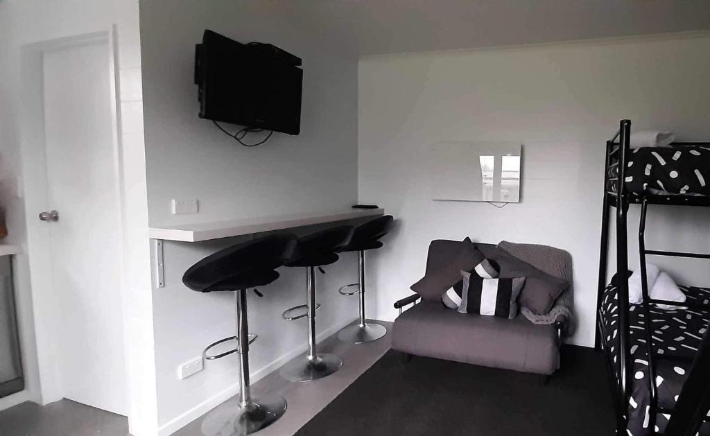 TV a/nebo společenská místnost v ubytování Methven Retreat Tiny House