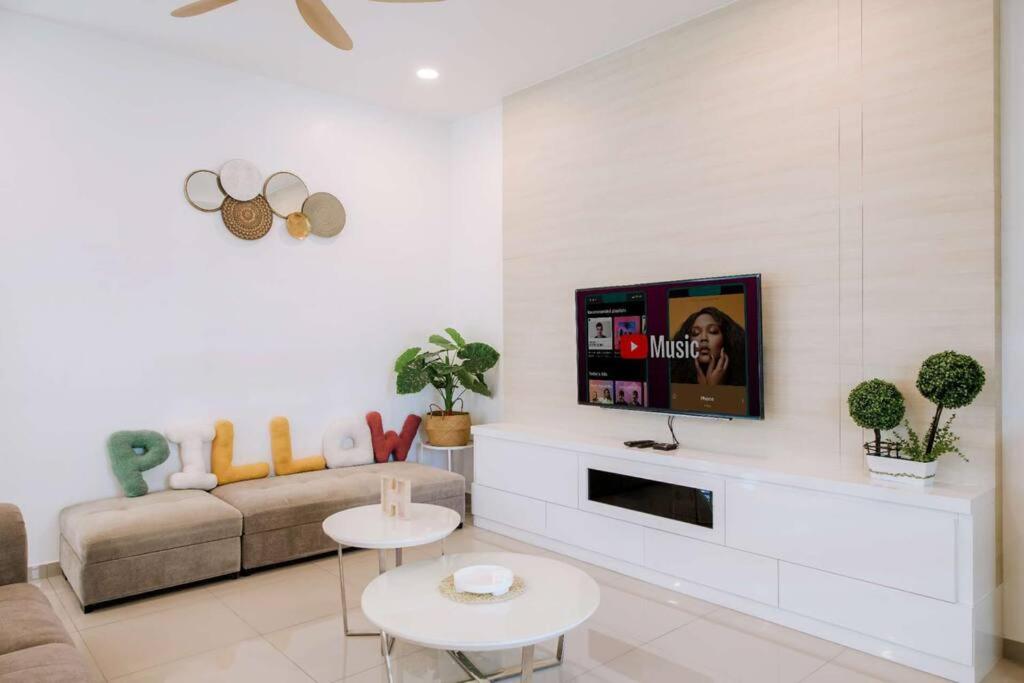 un salon avec une télévision sur un mur blanc dans l'établissement Pillow Cottage Semi-D Home Stay Town Malacca (18pax), à Malacca