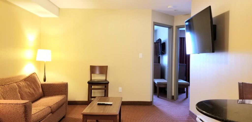 TV a/nebo společenská místnost v ubytování Merit Hotel & Suites