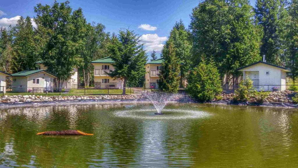 una fuente en un estanque frente a las casas en Clearwater Valley Resort, en Clearwater