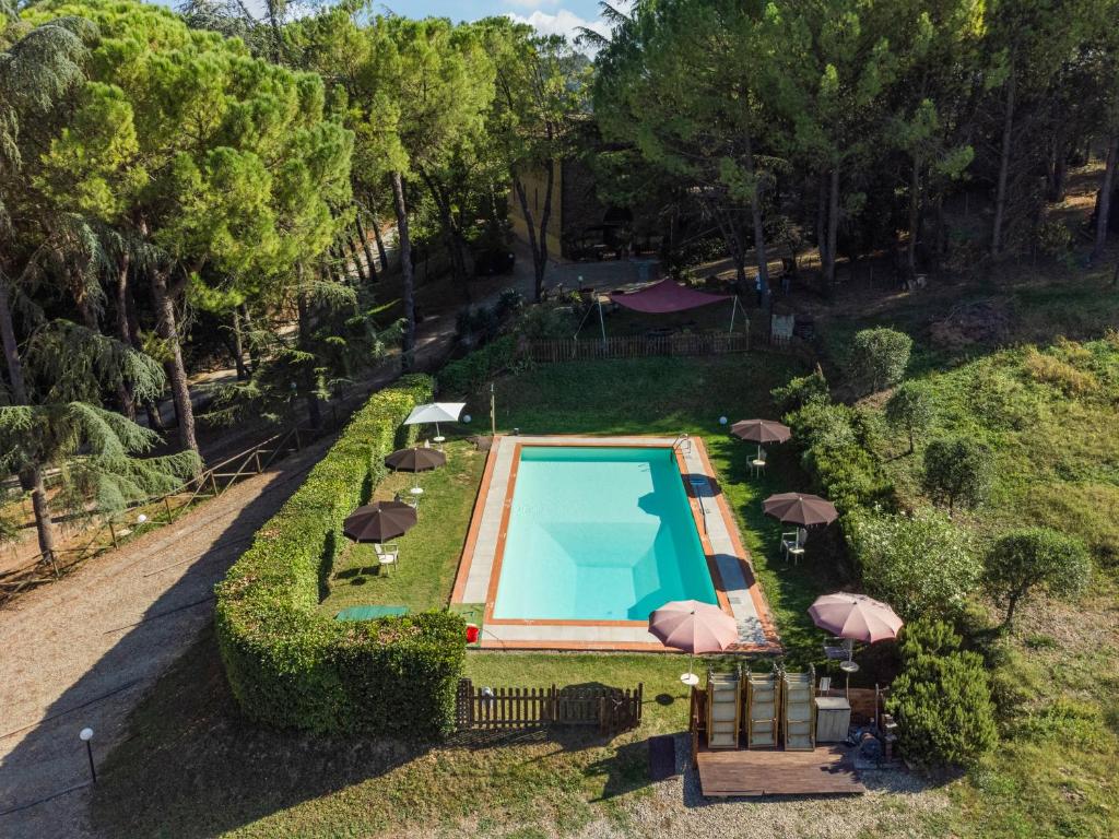 una vista aérea de una piscina con sombrillas en Antico Podere Il Bugnolo, en Poggibonsi