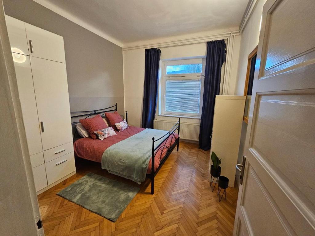 利姆斯的住宿－Apartma Pekrska vila，一间小卧室,配有床和窗户