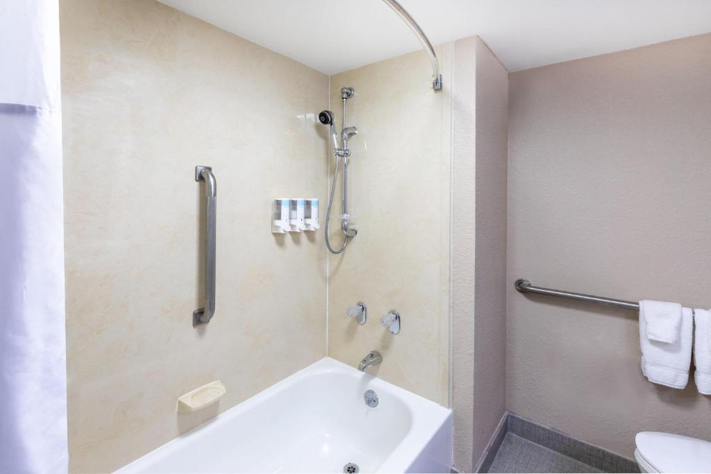 Baymont by Wyndham McAllen Pharr - King Room - Hoorhoor Gehoorstoegang/niet -roken