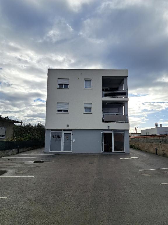 Apartments with parking space Zadar - 21919