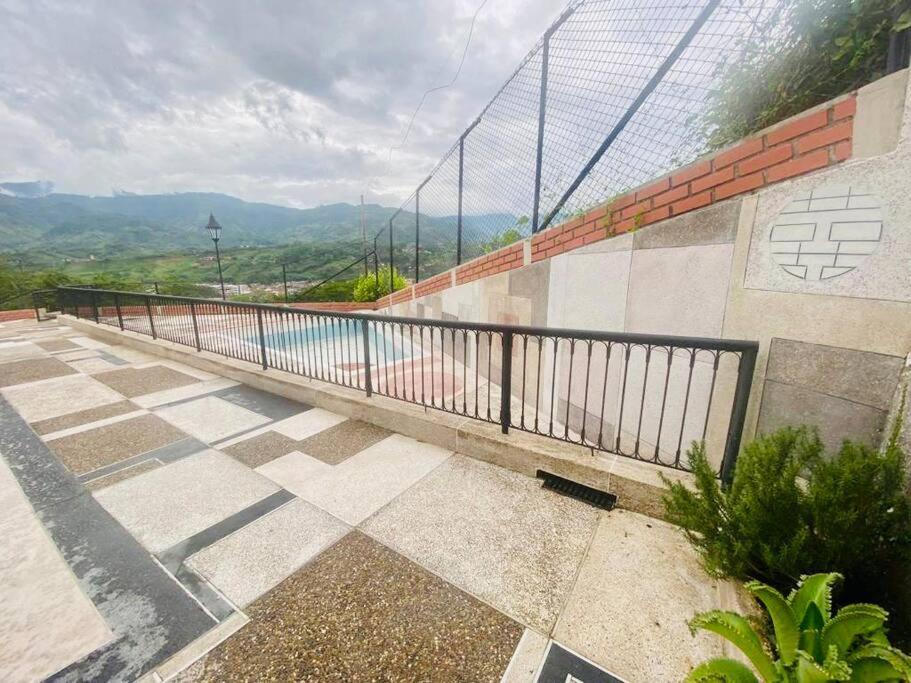 balcón con vistas a la piscina en Verano eterno entre montañas, 