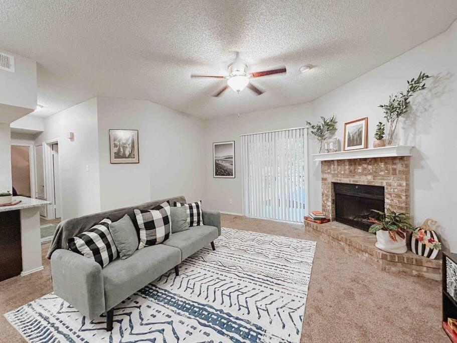 uma sala de estar com um sofá e uma lareira em Warm 2-Bedroom Amongst Shaded Oaks em Corpus Christi