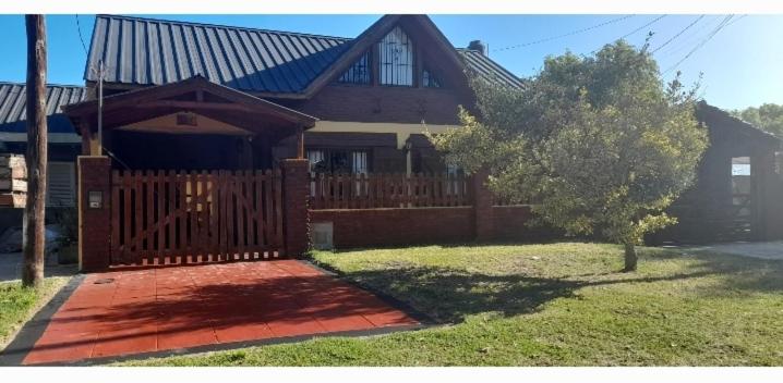 ein Haus mit einem Holztor im Hof in der Unterkunft El buen descanso in San Bernardo